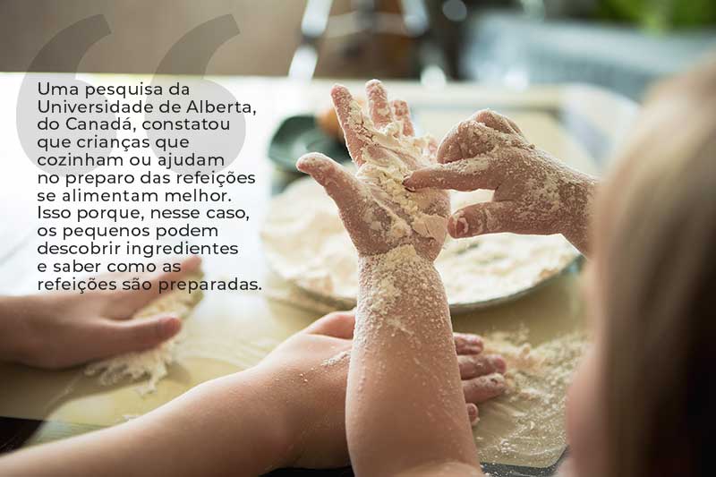 crianças na cozinha