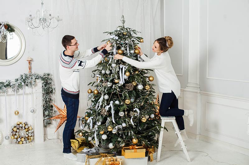 Quem não quer decorar a árvore de Natal perfeita, com enfeites e luzes harmoniosos, festivos e elegantes?