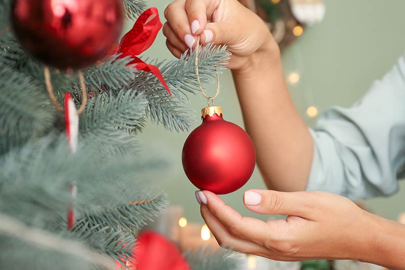 Quem não quer decorar a árvore de Natal perfeita, com enfeites e luzes harmoniosos, festivos e elegantes?