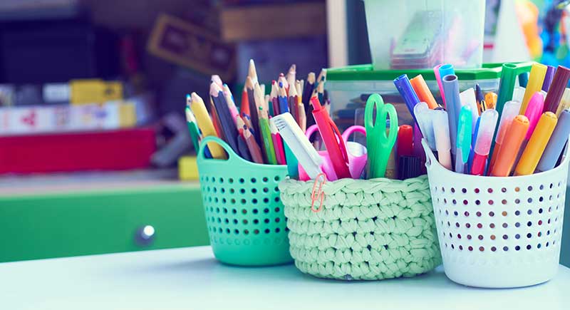 organizando material escolar