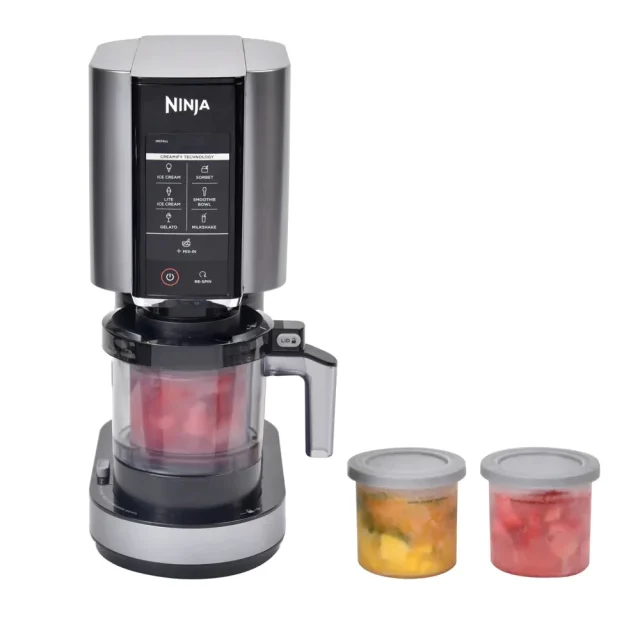 Em dias de calor ou em qualquer momento em que a vontade de uma sobremesa gelada bater, ter uma sorveteira em casa transforma ingredientes simples em sobremesas incríveis, com textura cremosa, sabores intensos e o frescor que só preparos caseiros oferecem. Além de sorvetes tradicionais, esses equipamentos permitem criar gelatos, sorbets, frozen yogurts e misturas personalizadas com frutas, chocolates, laticínios ou ingredientes funcionais. Se você quer elevar suas sobremesas e surpreender a família ou convidados, escolher a sorveteira ideal faz toda a diferença. A seguir, confira 3 sorveteiras que valem o investimento, todas disponíveis na seção de eletroportáteis da Up + Casa, além de dicas para escolher a melhor para sua rotina culinária: Explore todas as máquinas especiais em https://www.upmaiscasa.com.br/eletroportateis/maquinas-especiais 1. Ninja Creami Preta 110V — tecnologia avançada para sorvetes versáteis Sorveteira Ninja Creami Preta 110V Se você está em busca de um equipamento completo, com tecnologia que permite resultados profissionais, a Sorveteira Ninja Creami Preta 110V é um dos modelos mais sofisticados disponíveis no catálogo da Up + Casa. Por que escolher este modelo Tecnologia Creamify®: permite transformar ingredientes congelados em sorvetes, gelatos, sorbets e até smoothies com textura uniforme e cremosa. Programas automáticos: diferentes modos de preparo que facilitam o uso, inclusive para quem está começando na cozinha. Resultados consistentes: graças ao controle de velocidade e mistura, cada receita atinge textura ideal sem complicação. Design funcional e moderno: combina com cozinhas contemporâneas e torna o preparo de sobremesas ainda mais prático. Essa sorveteira é ideal para quem ama experimentar receitas geladas com liberdade criativa de sorvetes tradicionais a sabores mais ousados com frutas, especiarias ou misturas com chocolate. 2. Ideias de receitas caseiras com sorvete e variações deliciosas Ter uma sorveteira em casa é abrir espaço para criar sobremesas que vão muito além do sorvete tradicional. Com um pouco de criatividade, você pode preparar variedades refrescantes que agradam a todos os gostos. Gelato de frutas frescas Use frutas da estação como morango, manga ou banana congeladas com um toque de mel ou açúcar de coco para criar um gelato mais leve e saboroso. Diferente do sorvete tradicional, o gelato incorpora menos ar e tem textura mais densa. Sorbet refrescante Perfeito para dias mais quentes ou para quem prefere sorvetes sem lactose, o sorbet combina frutas cítricas com água e um aromatizante (como hortelã ou gengibre) para uma sobremesa super refrescante. Frozen yogurt saudável Misture iogurte natural com frutas congeladas e um pouco de mel para um frozen yogurt caseiro cremoso, leve e nutritivo — ótimo para quem busca equilíbrio entre sabor e saúde. Café gelado cremoso Além das versões frutadas, muitas sorveteiras permitem criar sobremesas à base de café, combinando café forte com leite gelado e um toque de cacau ou melaço para um sorvete de café intenso e delicioso. Essas variações demonstram o potencial criativo de uma sorveteira na cozinha seja para sobremesas do dia a dia ou para momentos mais especiais. 3. Como escolher a sorveteira ideal para sua cozinha Escolher a sorveteira certa envolve pensar no estilo de sobremesa que você mais prepara, na capacidade de uso e na facilidade de operação. Veja os principais fatores a considerar: Capacidade Sorveteiras com maior volume são ideais para famílias ou para quem costuma receber convidados. Modelos compactos são perfeitos para porções individuais e uso casual. Tecnologia de preparo Equipamentos com modos automáticos ou tecnologia específica (como o sistema Creami da Ninja) facilitam o preparo e garantem texturas mais homogêneas. Facilidade de limpeza Peças removíveis e compatíveis com lava-louças tornam a manutenção muito mais prática após o preparo. Versatilidade de receitas Se você deseja preparar desde sorvetes cremosos até sorbets ou frozen yogurts, escolha um modelo que ofereça múltiplas funções ou programas de preparo. Considerar esses aspectos ajuda a acertar na escolha e a aproveitar ao máximo sua sorveteira no dia a dia. 4. Dicas para resultados perfeitos em sobremesas geladas Mesmo com uma sorveteira de qualidade, algumas práticas elevam ainda mais o resultado: Preparar a base com antecedência Congelar a mistura antes do preparo pode influenciar positivamente a textura do sorvete final. Quanto mais fria estiver a base, mais rápido e uniforme será o resultado. Usar ingredientes frescos Frutas frescas, cremes selecionados e adoçantes naturais contribuem para uma sobremesa mais saborosa e nutritiva. Não abrir o compartimento desnecessariamente Cada vez que a tampa é aberta, o ar quente entra, atrasando o processo de congelamento. Experimentar combinações diferentes Misturar frutas com especiarias, chocolates ou até ingredientes salinos (como flor de sal) pode surpreender no sabor final. Conclusão — sorvetes caseiros sempre à mão Ter uma sorveteira em casa é um convite à criatividade, ao sabor e à praticidade. Seja com a sorveteira Ninja Creami Preta 110V ou explorando variações de receitas, esses equipamentos tornam a preparação de sobremesas geladas algo acessível, rápido e delicioso perfeito para momentos em família ou encontros com amigos. Explore mais eletroportáteis para sobremesas e o preparo de receitas criativas em: https://www.upmaiscasa.com.br/eletroportateis/maquinas-especiais