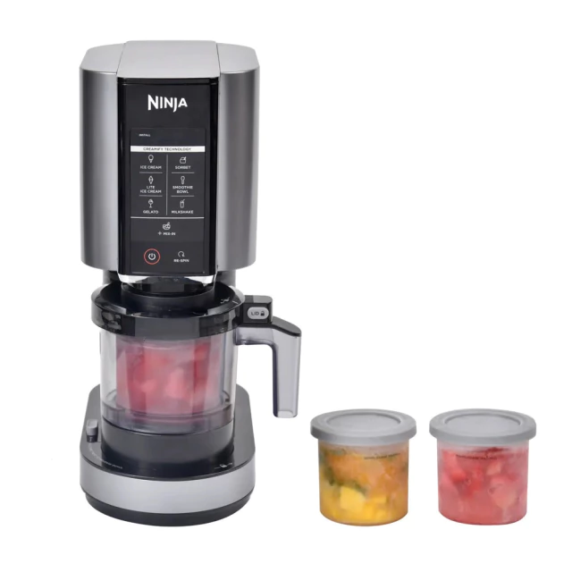 Em dias de calor ou em qualquer momento em que a vontade de uma sobremesa gelada bater, ter uma sorveteira em casa transforma ingredientes simples em sobremesas incríveis, com textura cremosa, sabores intensos e o frescor que só preparos caseiros oferecem. Além de sorvetes tradicionais, esses equipamentos permitem criar gelatos, sorbets, frozen yogurts e misturas personalizadas com frutas, chocolates, laticínios ou ingredientes funcionais. Se você quer elevar suas sobremesas e surpreender a família ou convidados, escolher a sorveteira ideal faz toda a diferença. A seguir, confira 3 sorveteiras que valem o investimento, todas disponíveis na seção de eletroportáteis da Up + Casa, além de dicas para escolher a melhor para sua rotina culinária: Explore todas as máquinas especiais em https://www.upmaiscasa.com.br/eletroportateis/maquinas-especiais 1. Ninja Creami Preta 110V — tecnologia avançada para sorvetes versáteis Sorveteira Ninja Creami Preta 110V Se você está em busca de um equipamento completo, com tecnologia que permite resultados profissionais, a Sorveteira Ninja Creami Preta 110V é um dos modelos mais sofisticados disponíveis no catálogo da Up + Casa. Por que escolher este modelo Tecnologia Creamify®: permite transformar ingredientes congelados em sorvetes, gelatos, sorbets e até smoothies com textura uniforme e cremosa. Programas automáticos: diferentes modos de preparo que facilitam o uso, inclusive para quem está começando na cozinha. Resultados consistentes: graças ao controle de velocidade e mistura, cada receita atinge textura ideal sem complicação. Design funcional e moderno: combina com cozinhas contemporâneas e torna o preparo de sobremesas ainda mais prático. Essa sorveteira é ideal para quem ama experimentar receitas geladas com liberdade criativa de sorvetes tradicionais a sabores mais ousados com frutas, especiarias ou misturas com chocolate. 2. Ideias de receitas caseiras com sorvete e variações deliciosas Ter uma sorveteira em casa é abrir espaço para criar sobremesas que vão muito além do sorvete tradicional. Com um pouco de criatividade, você pode preparar variedades refrescantes que agradam a todos os gostos. Gelato de frutas frescas Use frutas da estação como morango, manga ou banana congeladas com um toque de mel ou açúcar de coco para criar um gelato mais leve e saboroso. Diferente do sorvete tradicional, o gelato incorpora menos ar e tem textura mais densa. Sorbet refrescante Perfeito para dias mais quentes ou para quem prefere sorvetes sem lactose, o sorbet combina frutas cítricas com água e um aromatizante (como hortelã ou gengibre) para uma sobremesa super refrescante. Frozen yogurt saudável Misture iogurte natural com frutas congeladas e um pouco de mel para um frozen yogurt caseiro cremoso, leve e nutritivo — ótimo para quem busca equilíbrio entre sabor e saúde. Café gelado cremoso Além das versões frutadas, muitas sorveteiras permitem criar sobremesas à base de café, combinando café forte com leite gelado e um toque de cacau ou melaço para um sorvete de café intenso e delicioso. Essas variações demonstram o potencial criativo de uma sorveteira na cozinha seja para sobremesas do dia a dia ou para momentos mais especiais. 3. Como escolher a sorveteira ideal para sua cozinha Escolher a sorveteira certa envolve pensar no estilo de sobremesa que você mais prepara, na capacidade de uso e na facilidade de operação. Veja os principais fatores a considerar: Capacidade Sorveteiras com maior volume são ideais para famílias ou para quem costuma receber convidados. Modelos compactos são perfeitos para porções individuais e uso casual. Tecnologia de preparo Equipamentos com modos automáticos ou tecnologia específica (como o sistema Creami da Ninja) facilitam o preparo e garantem texturas mais homogêneas. Facilidade de limpeza Peças removíveis e compatíveis com lava-louças tornam a manutenção muito mais prática após o preparo. Versatilidade de receitas Se você deseja preparar desde sorvetes cremosos até sorbets ou frozen yogurts, escolha um modelo que ofereça múltiplas funções ou programas de preparo. Considerar esses aspectos ajuda a acertar na escolha e a aproveitar ao máximo sua sorveteira no dia a dia. 4. Dicas para resultados perfeitos em sobremesas geladas Mesmo com uma sorveteira de qualidade, algumas práticas elevam ainda mais o resultado: Preparar a base com antecedência Congelar a mistura antes do preparo pode influenciar positivamente a textura do sorvete final. Quanto mais fria estiver a base, mais rápido e uniforme será o resultado. Usar ingredientes frescos Frutas frescas, cremes selecionados e adoçantes naturais contribuem para uma sobremesa mais saborosa e nutritiva. Não abrir o compartimento desnecessariamente Cada vez que a tampa é aberta, o ar quente entra, atrasando o processo de congelamento. Experimentar combinações diferentes Misturar frutas com especiarias, chocolates ou até ingredientes salinos (como flor de sal) pode surpreender no sabor final. Conclusão — sorvetes caseiros sempre à mão Ter uma sorveteira em casa é um convite à criatividade, ao sabor e à praticidade. Seja com a sorveteira Ninja Creami Preta 110V ou explorando variações de receitas, esses equipamentos tornam a preparação de sobremesas geladas algo acessível, rápido e delicioso perfeito para momentos em família ou encontros com amigos. Explore mais eletroportáteis para sobremesas e o preparo de receitas criativas em: https://www.upmaiscasa.com.br/eletroportateis/maquinas-especiais